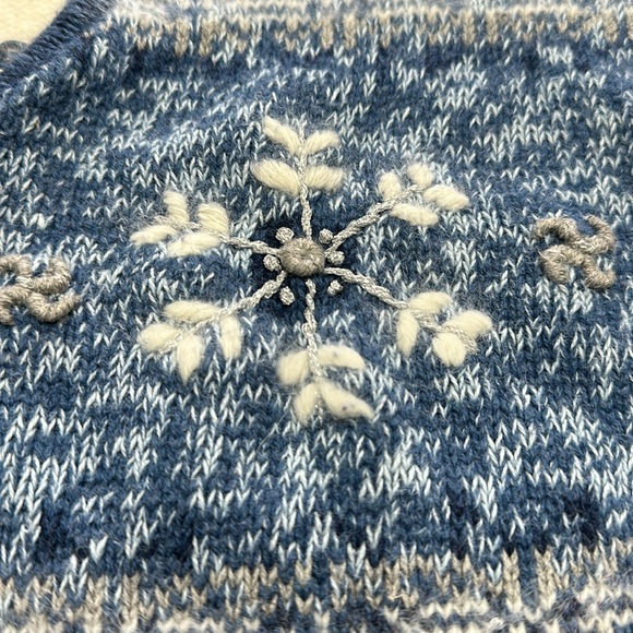 Nortcreast sweater vest blue and white knitted wit winter designs size medium - Picture 7 of 12